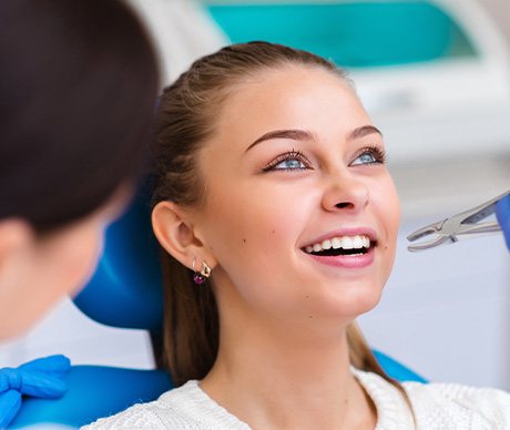 Dentist about to extract woman’s tooth